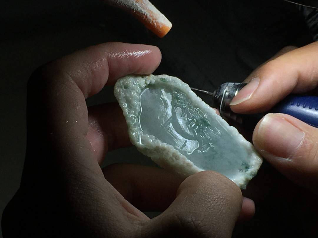 雕刻|保留原石皮壳直接雕刻？玉雕师匠心独运：“蛟龙得水，飞黄腾达”！