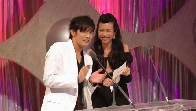 王力宏|16年前，莫文蔚念错一个字，导致王力宏当众出丑狼狈下台