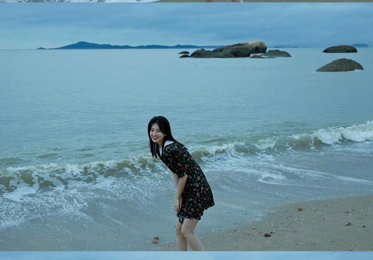 白梦妍|乔欣现身海边拍清凉大片，穿薄纱长裙秀身材，真实身高引争议！