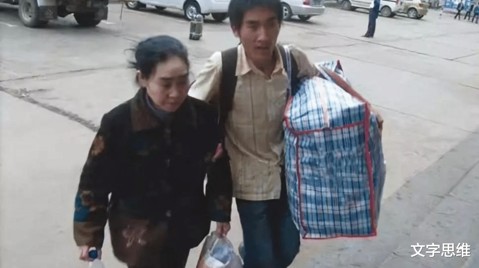 文字思维|13年过去了，那个“背着母亲上大学”的孩子，如今成“最美教师”
