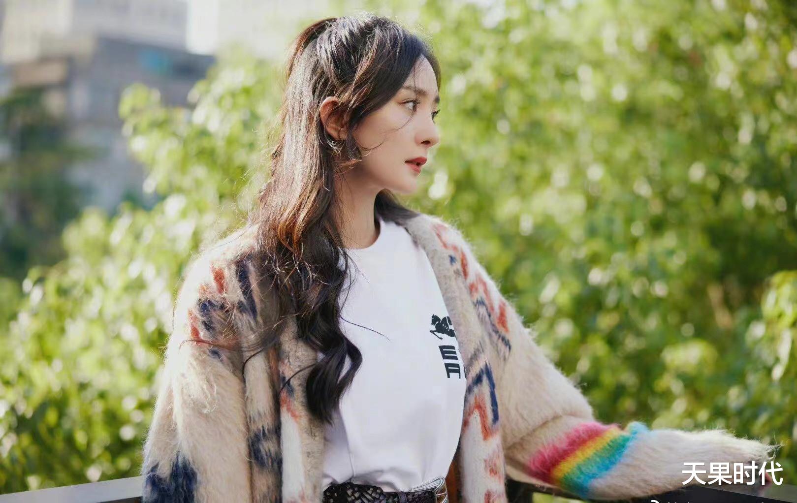 天果时代 杨幂过冬也不忘秀身材,毛衣白T搭配显腰又显腿,不愧是穿搭一姐