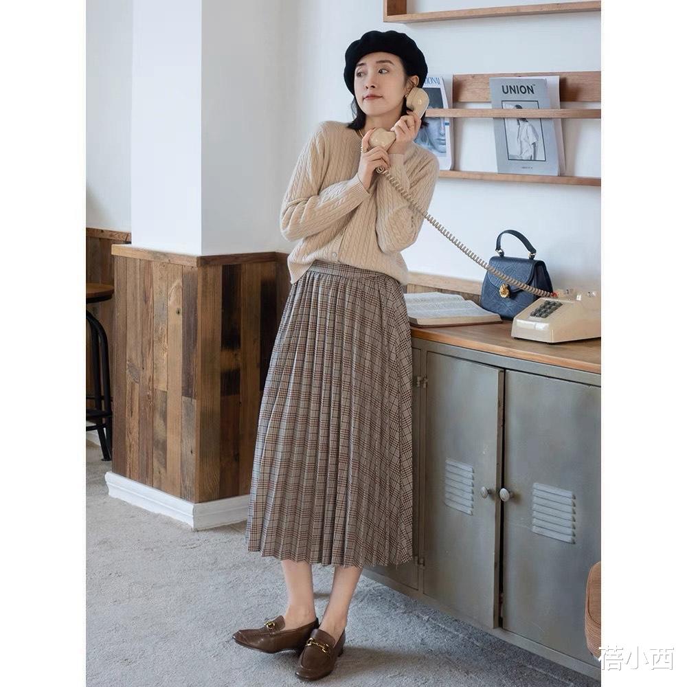 蓓小西 多穿“半身裙”，搭配西装、针织衫时尚又优雅，秋季的最in存在
