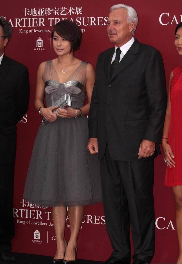 发型|郭晶晶认真打扮有贵妇范，穿抹胸纱裙优雅高级，发型却成了硬伤