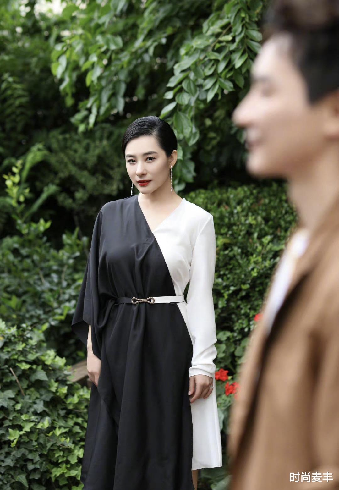时尚麦丰|刘璇和老公七夕情人节写真，黑白拼接连衣裙，知性优雅