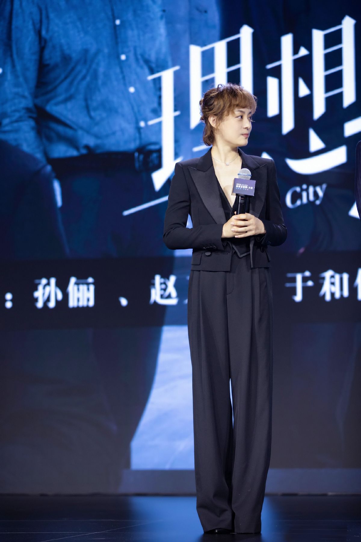 大表姐的时尚圈|孙俪这次穿对了，阔腿裤造型很显腿长，留个“小卷发”真洋气