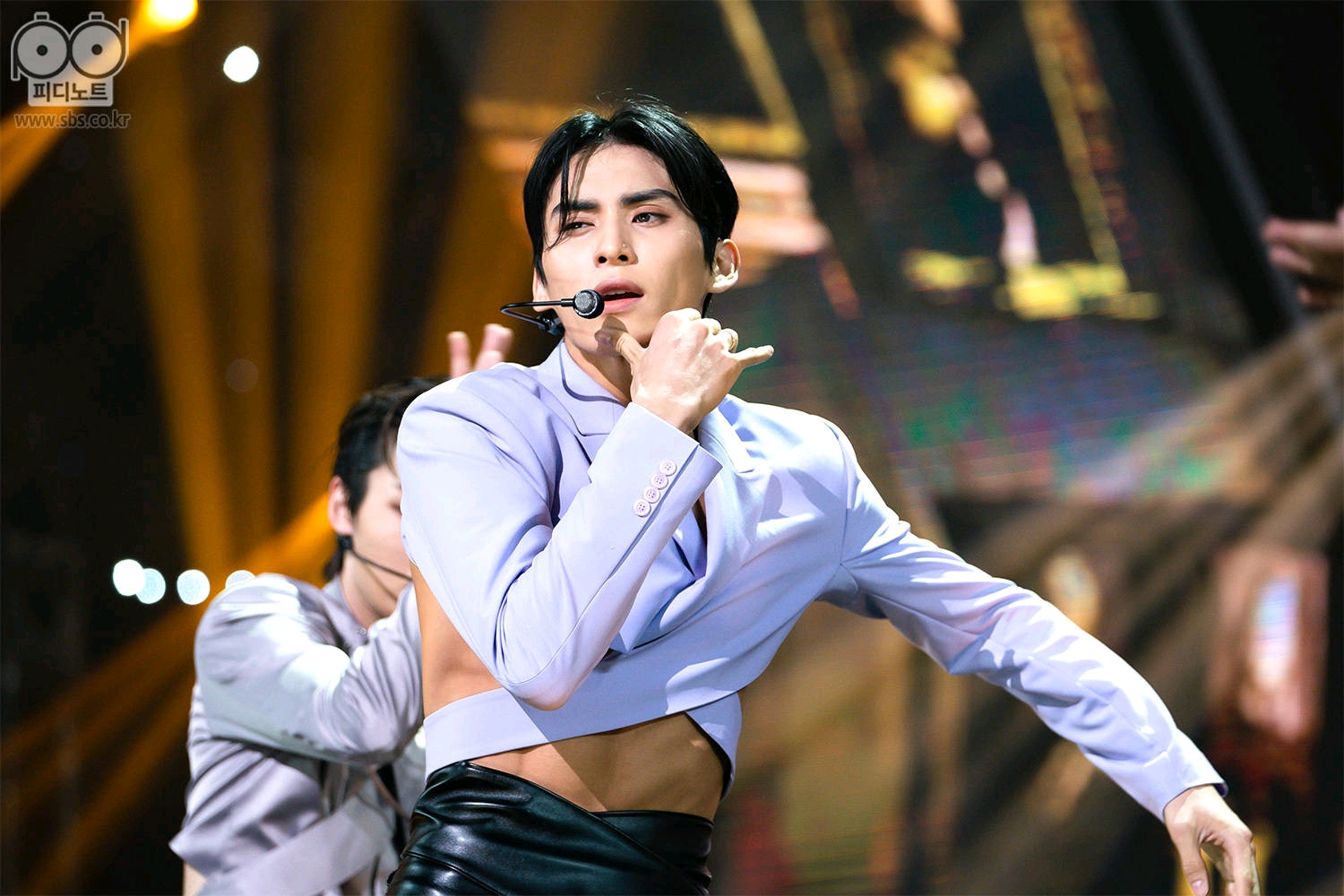 sf9|现在处在热议中的SF9衣服：男爱豆穿成这样过分吗