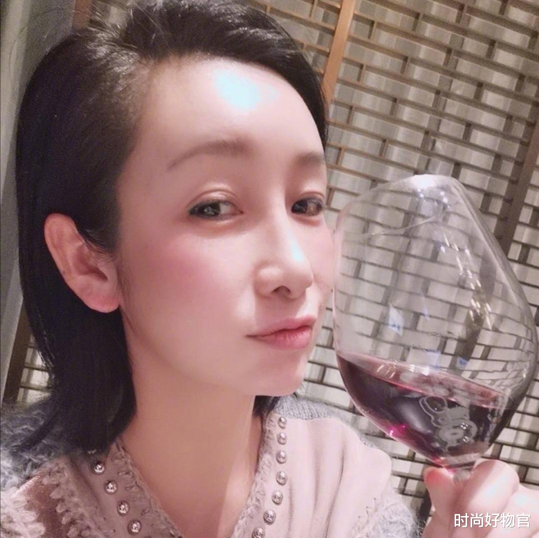 时尚好物官|42岁秦海璐和刘涛合照，皮肤状态似24岁，学她涂片仔癀养出少女肌