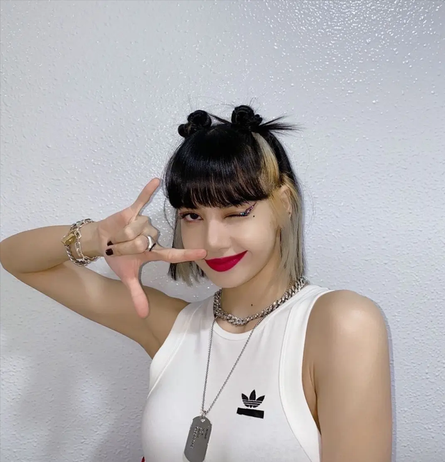 lisa|24岁LISA颜值滑坡?浓妆遮不住沧桑,网友:再也回不去了