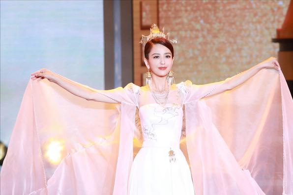 娱乐圈|新疆三美：一个无戏可拍，一个忍气吞声，一个被喊滚出娱乐圈