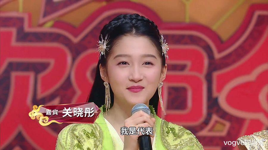 关晓彤|关晓彤参加春晚彩排，生图颜值藏不住了，自夸皮肤状态好