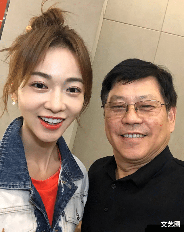 迪丽热巴|26位当红女星未修图曝光，与同一位工作人员合影，热巴惊艳赵丽颖温柔