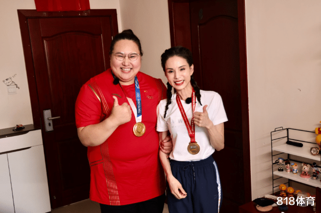 李雯雯|凡尔赛! 李雯雯将金牌赠送李若彤, 姑姑: 不行太贵重了, 雯雯: 我有好多