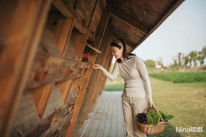 鞠婧祎|央视主持刘芳菲打卡博物馆，穿铁锈红做老本行讲解功底厚，谈吐清晰气色好