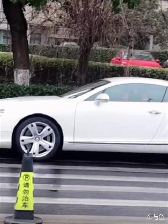 保时捷|嘉兴某贵族小学放学，门口成“豪车展”，每隔5米就有一台保时捷