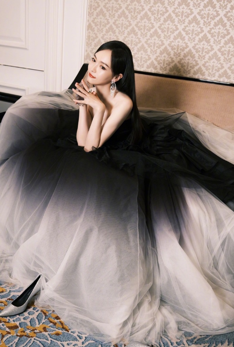 吴宣仪|唐嫣开叉长裙装冷艳性感，渐变色礼服温婉优雅，令人怦然心动