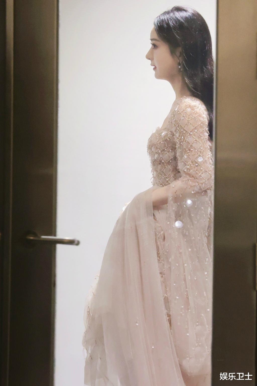 赵丽颖|赵丽颖登大湾区中秋晚会献唱，台下生图身材圆润发福明显，低头玩手机好萌