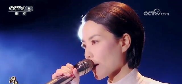 春晚|锋菲恋：央视同过团圆节，王菲出场时谢霆锋表情管理引发全网关注