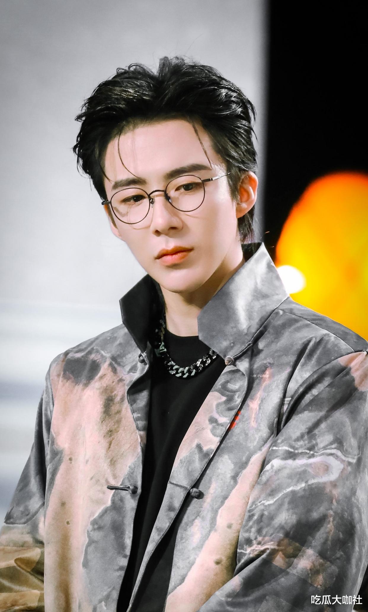 谢娜|8位当红歌手,有人靠老婆出名,有人靠脸出名,只有他凭才华成名