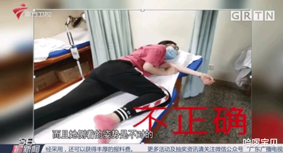 哈啰宝贝|18岁女孩脊柱弯曲，只因睡眠姿势不正确，网友笑称：我睡觉会转圈