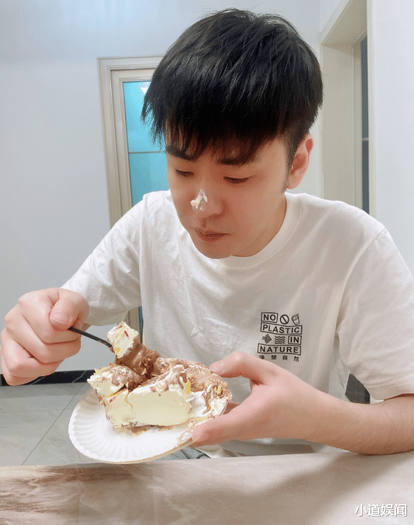 张云雷|30岁张云雷庆农历生日，在线求祝福，蛋糕字样显傲娇萌化粉丝！