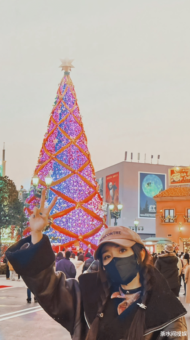 圣诞节|温碧霞穿婚纱上阵，赵雅芝抗冻穿露肩装，明星过圣诞节也内卷？