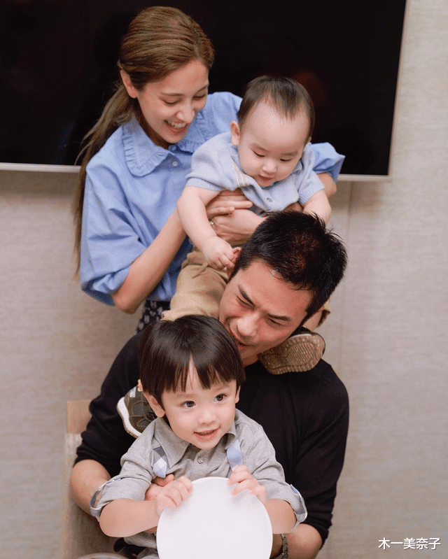 沈子畅|郑嘉颖与岳丈同日庆生，两人年龄差不过几岁，与妻子相差二十几岁