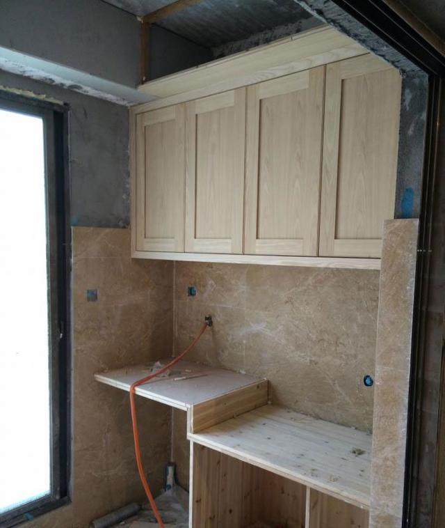 新房装修中，木工加班加点20天做完满屋子家具，工钱17300贵吗？