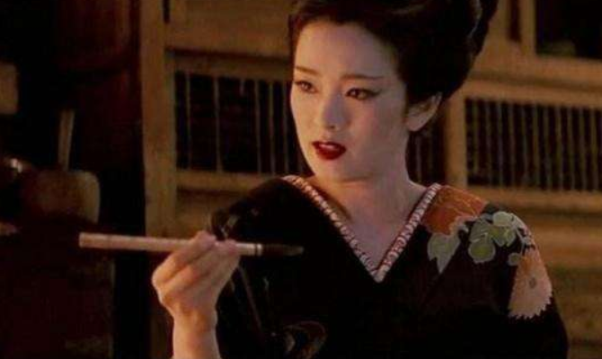 巩俐|56岁巩俐私下拍广告阵仗大！被工作人员搀扶起身，四五人拥簇服务