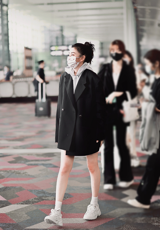 全球时尚风行|宋祖儿终于摆脱“小张柏芝”！穿奶奶衫不显老气，露出了小蛮腰太抢镜