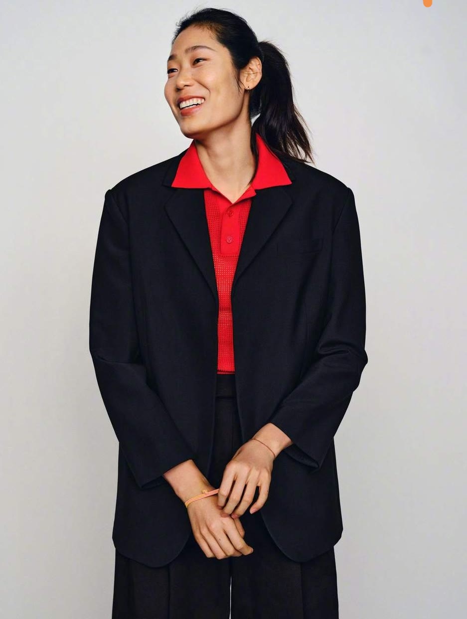 潮帮先生 朱婷亮相时装周，1米98硬把裤子穿得短一截，一张高级脸不输超模