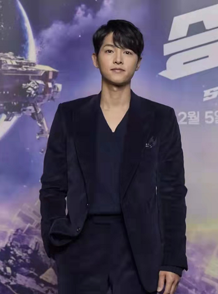 宋仲基|宋仲基离婚后颜值终于回春！穿黑西装贵气挡不住，晒黑后更man了