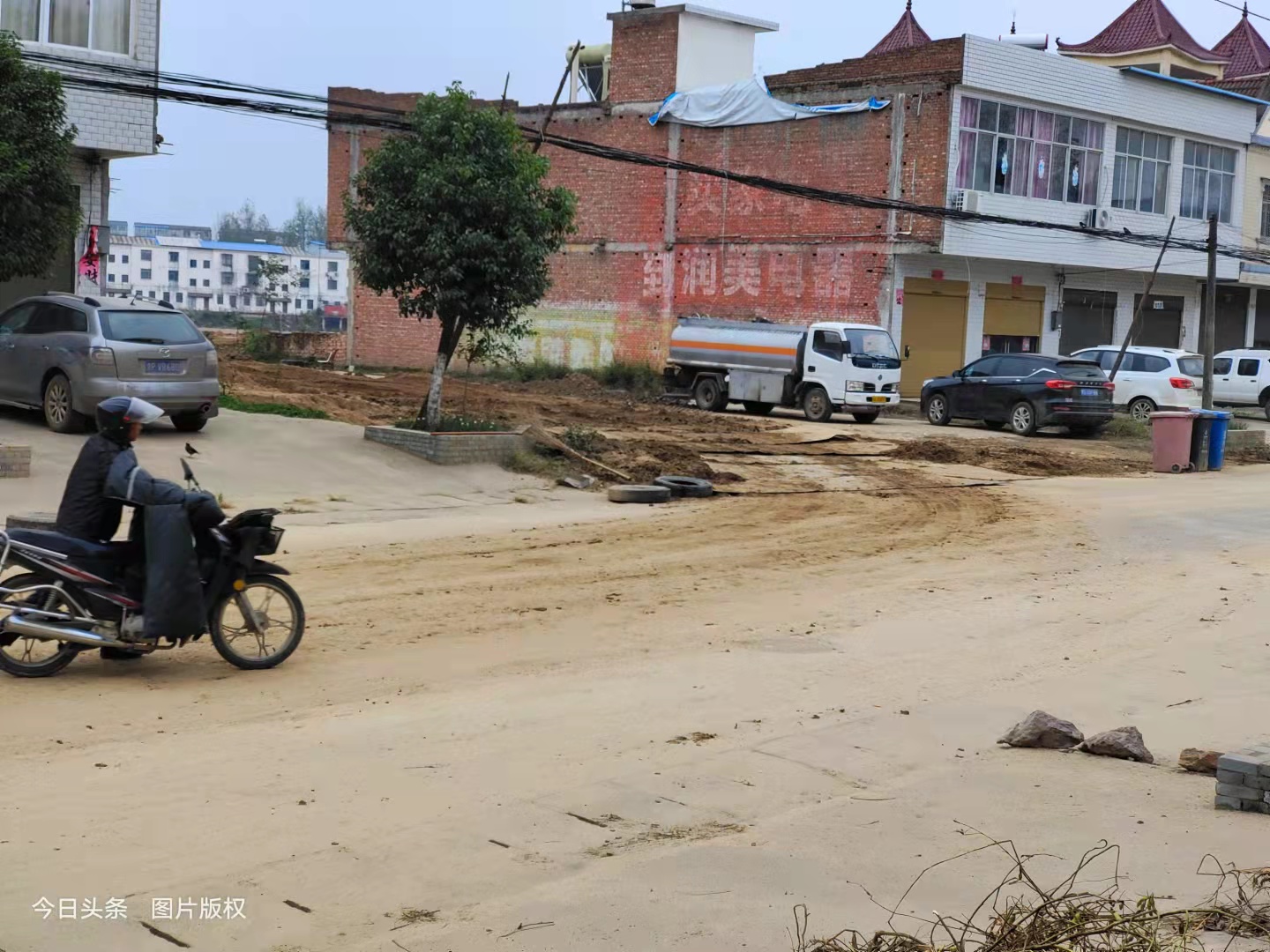 一路风景同行 光山县晏河乡的晏河，一处河床被挖坏损毁，河沙土被运至另一方