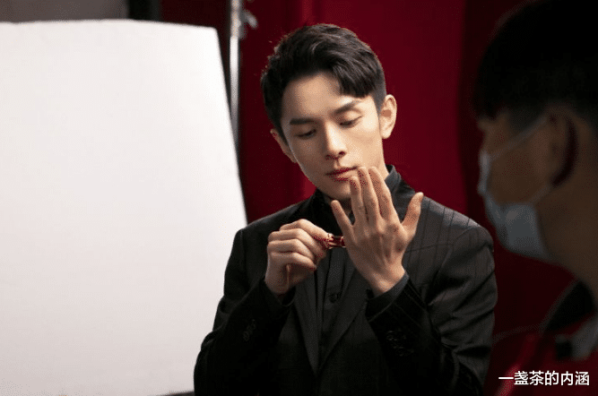 高圆圆|高圆圆现身直播，身前衣服大开被网友调侃，李佳琦机智帮解围