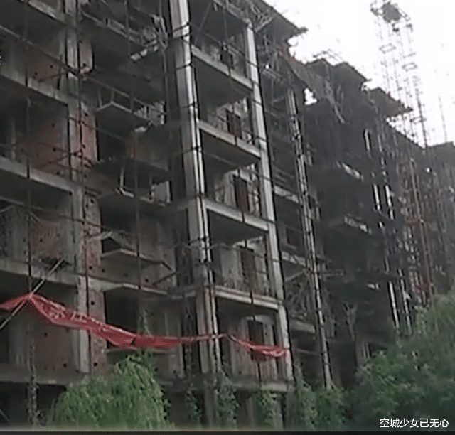 烂尾楼|开发商延期9年不交房，业主无奈住进“烂尾楼”，没门没窗没水电