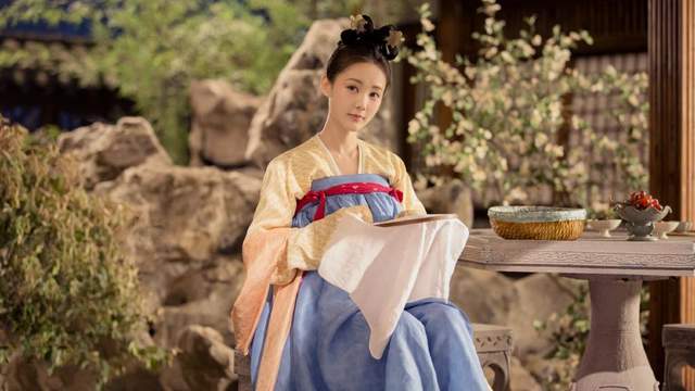 冯绍峰|她是赵丽颖的替身，趁颖宝怀孕期间狂拍15部女主，如今是当红小花