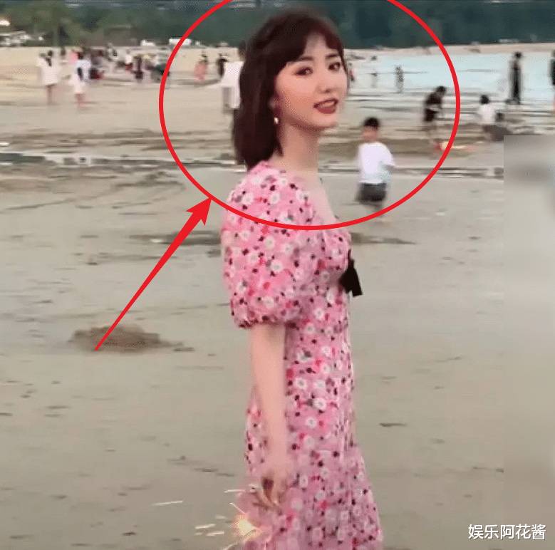 毛晓彤|毛晓彤海边放烟花庆生，放出无美颜滤镜生图，网友：确定33岁？