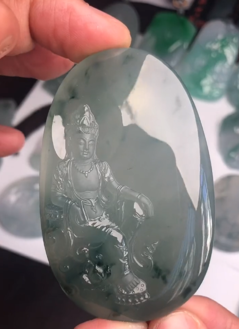 雕刻|一块丑不拉几的边角料，看看玉雕师如何变废为宝！