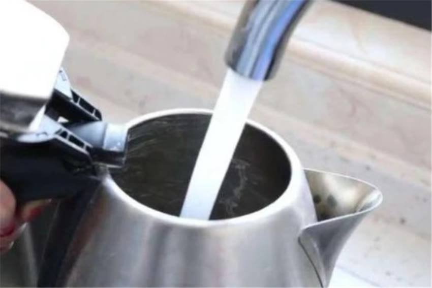 牙齿|为什么不能常用电热水壶烧水喝？难道烧开的水也对身体有影响？