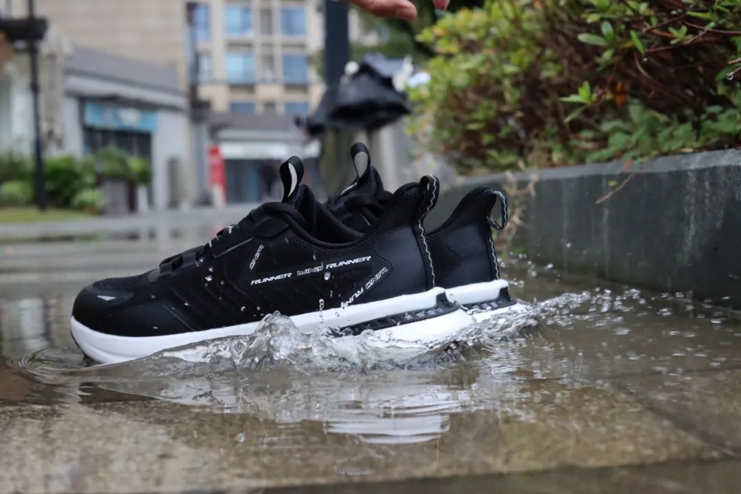 跑鞋|国产超弓虽防水跑鞋，YYDS!