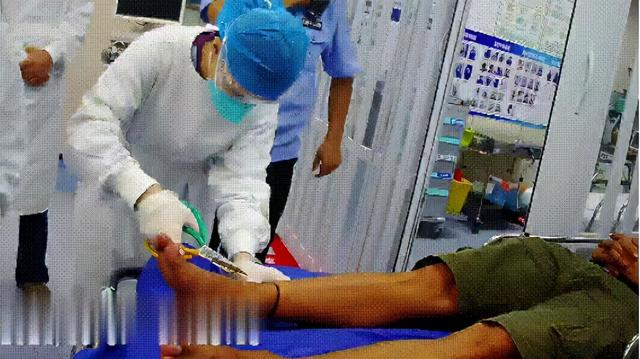 眼镜蛇|装死报仇？男子“打死”眼镜蛇，凑近看时，蛇突然暴起