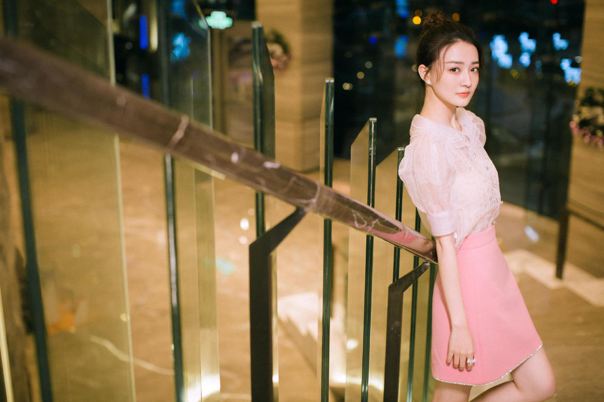 何有强|徐璐的机场穿搭真亮眼，一件米黄色西服搭配白色短裤，秀出大长腿