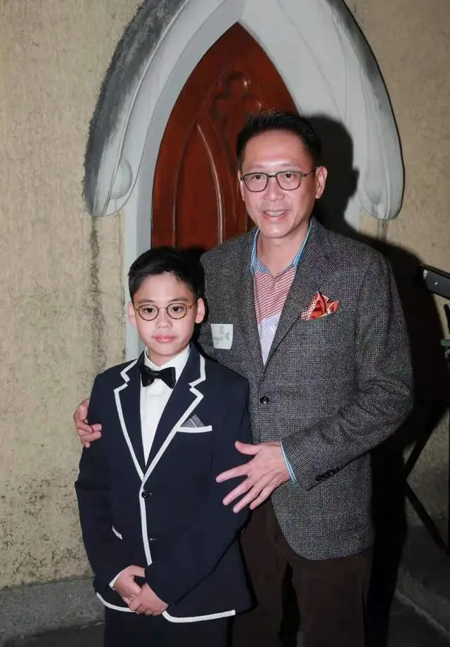 李嘉欣|豪门母子就是不一样！李嘉欣穿蕾丝裙变名媛，儿子没浪费美貌基因