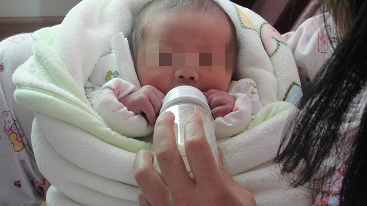 两口育儿|宝宝吐奶，父母只会拍嗝？是时候学习“新技能”了，既有效又实用