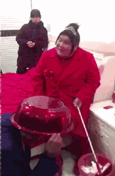 “女朋友总是过来给我洗衣服，她是不是很傻？”