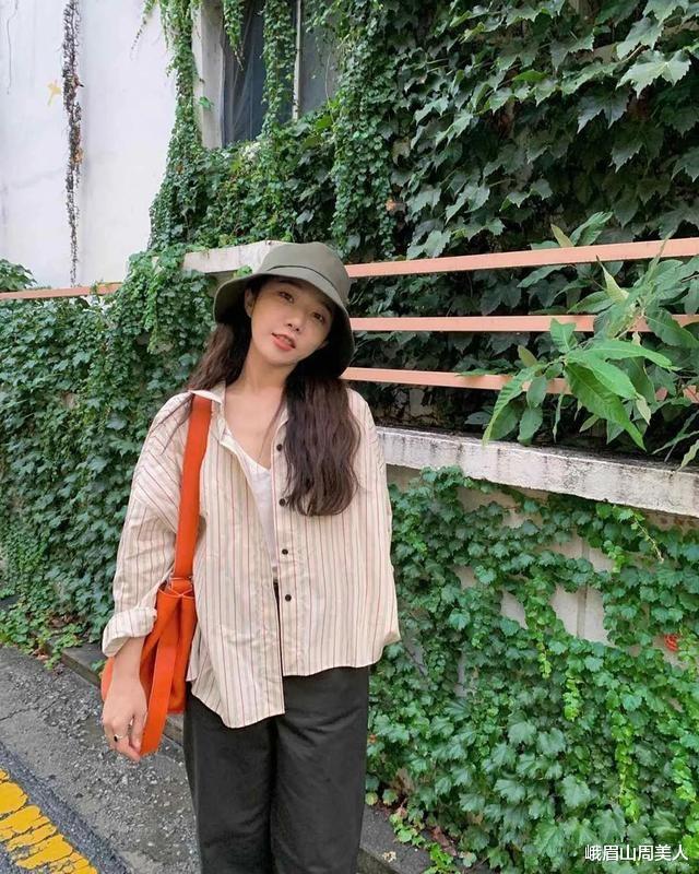 峨眉山周美人|?今夏火了一种穿法：“阔腿裤+衬衫”，舒适时髦又显高