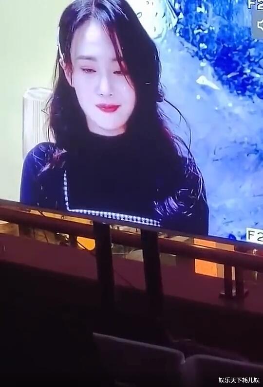 郑爽|郑爽哭了！疑录制退圈声明现场曝光，长发披肩皮肤超好，还在强颜欢笑？