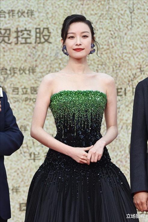 张译|34届金鸡红毯，张译紧张到搓衣角，青年演员蹲下为陈道明“让镜”