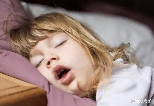 冷梗秀秀子|孩子们总是睡觉的时候出汗,除了缺钙之外,还有这几个原因呢?