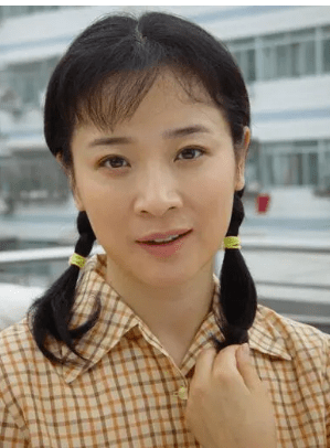 |53岁的陈小艺:被爆车吻照,密会小鲜肉,却与丈夫分居11年不离婚