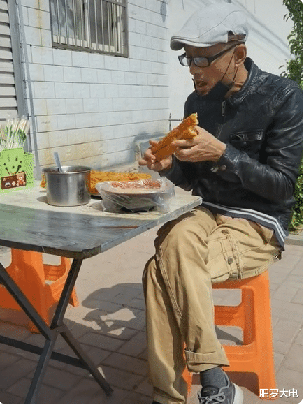 路边摊|阿宝近况落魄？身材暴瘦如竹竿，昔日当红歌手沦落到吃路边摊？